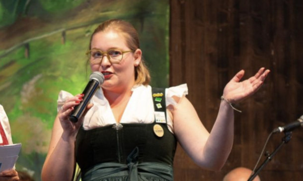 Wertschöpfungskettenmanagerin Johanna Zierl (rechts)